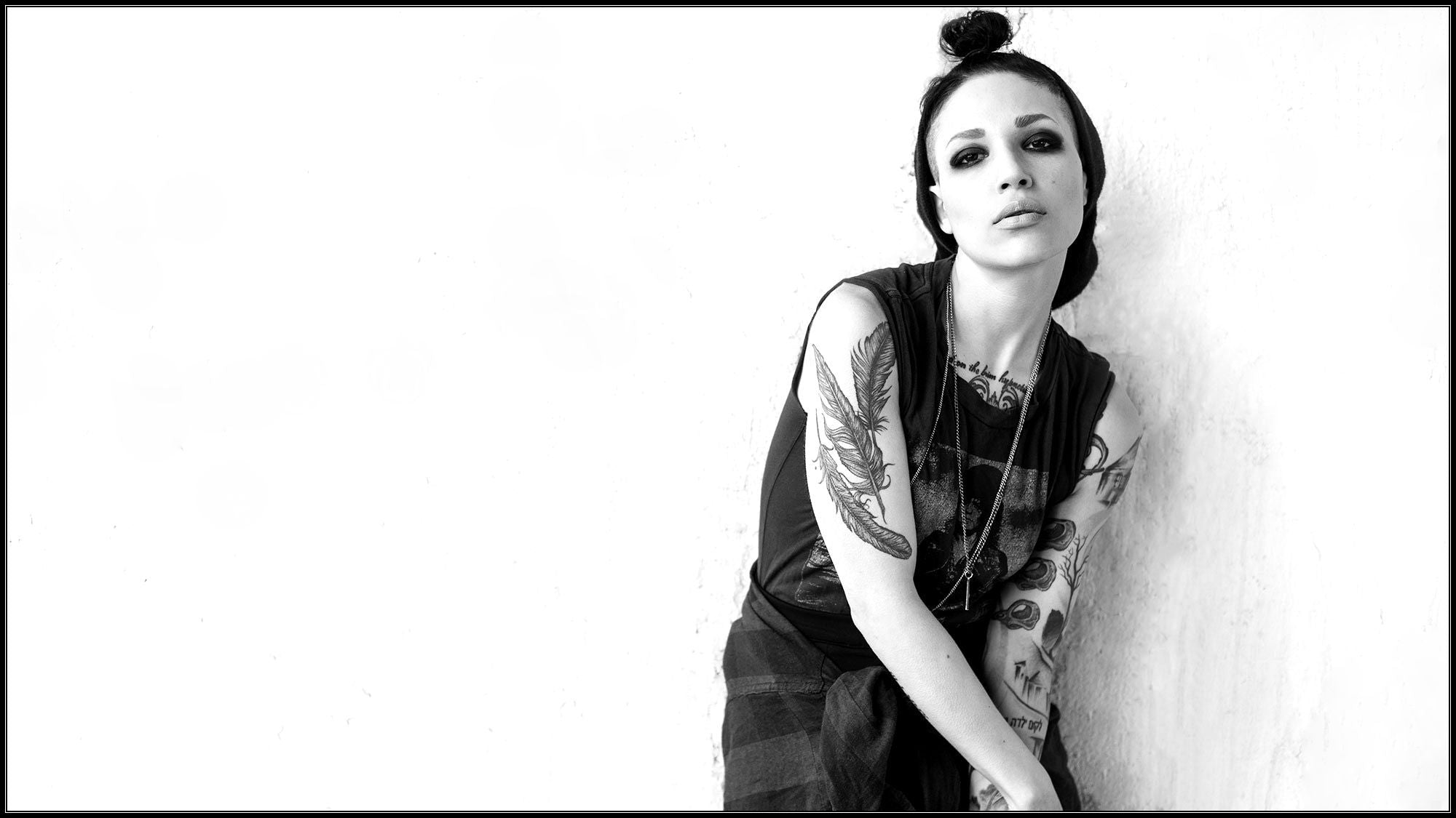 tattooed girl in tank top grunge style look - shop blackcloth