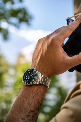 Traditional Watch vs. Smartwatch - Which one should you buy? – Davosa USA