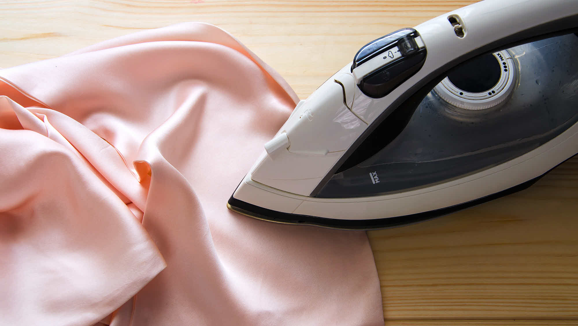 Should you iron your silk pillowcase?