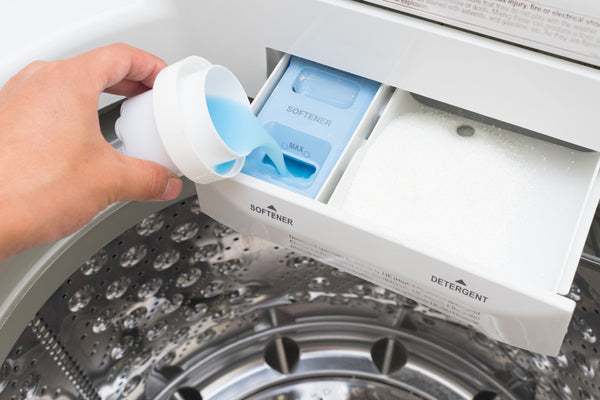 Putting fabric softner into dispenser