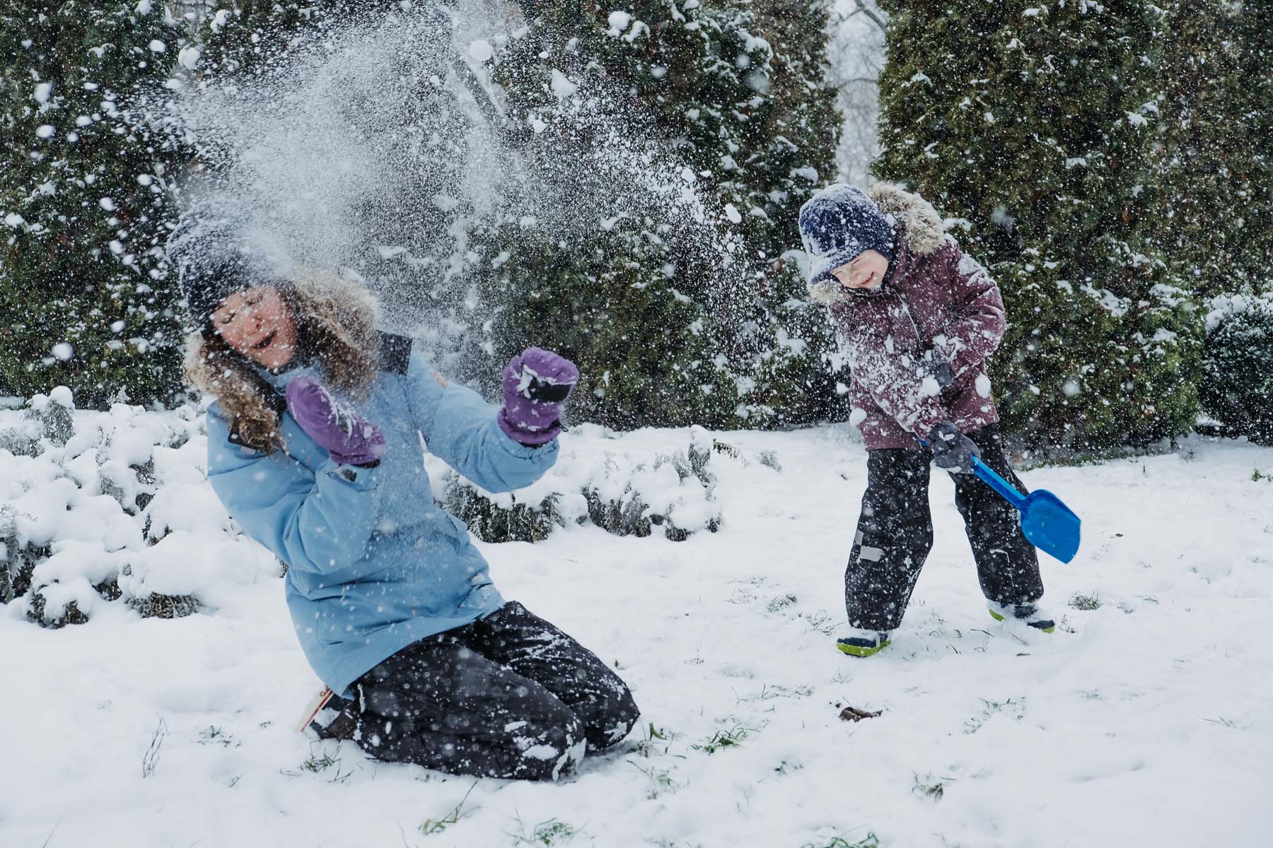 Enfants qui jouent dehors l'hiver