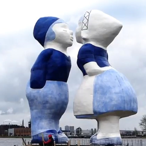 Giant Kissing Couple