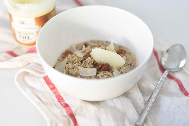 Image of a recipe for a bowl of cinnamon roll overnight oatmeal flavored by vanilla coconut oil by Primal Essence.