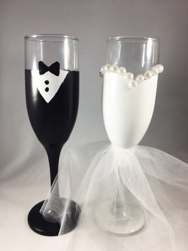 bride and groom glasses toasting flutes