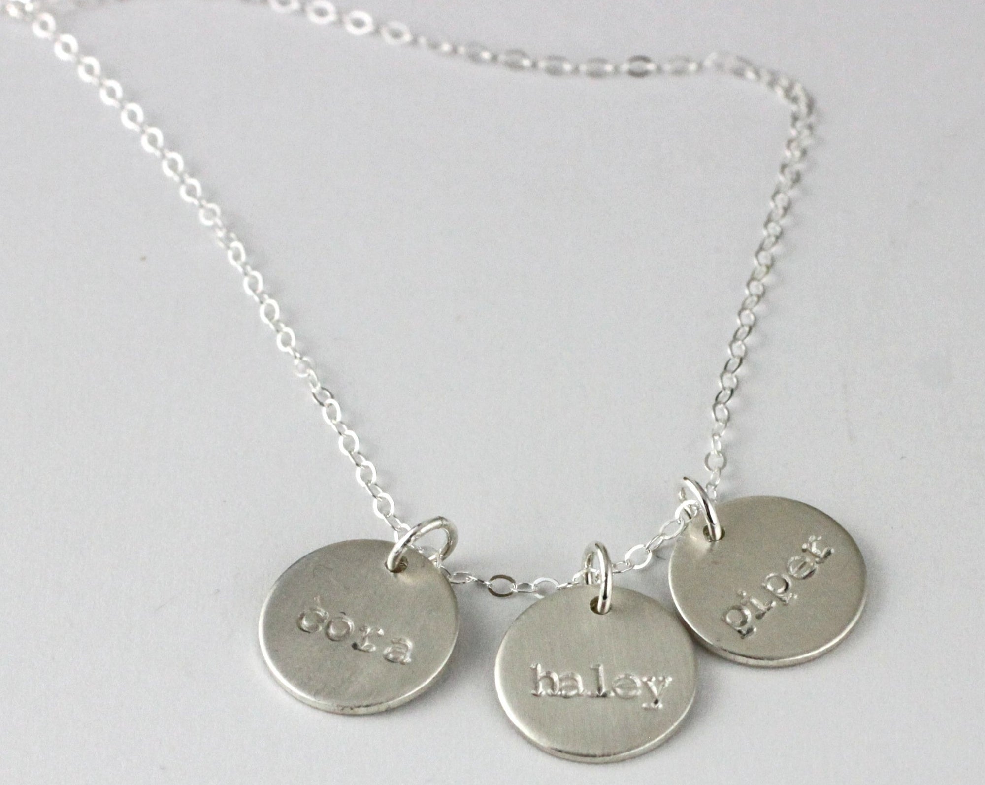 Personalized Mother's name necklace ( 1/2