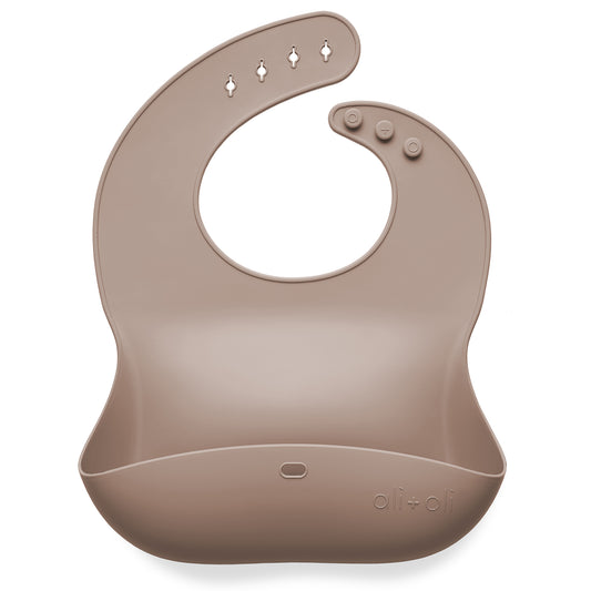 https://cdn.shopify.com/s/files/1/1236/9334/products/Ali_OliRollUpBabyBib-TAUPE.jpg?v=1646957638&width=533