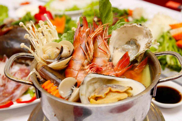 Hải sản tươi ngon tại bãi Đá Nhảy Quảng Bình với các loại tôm, cua, mực, cá tươi rói, hấp dẫn du khách thưởng thức