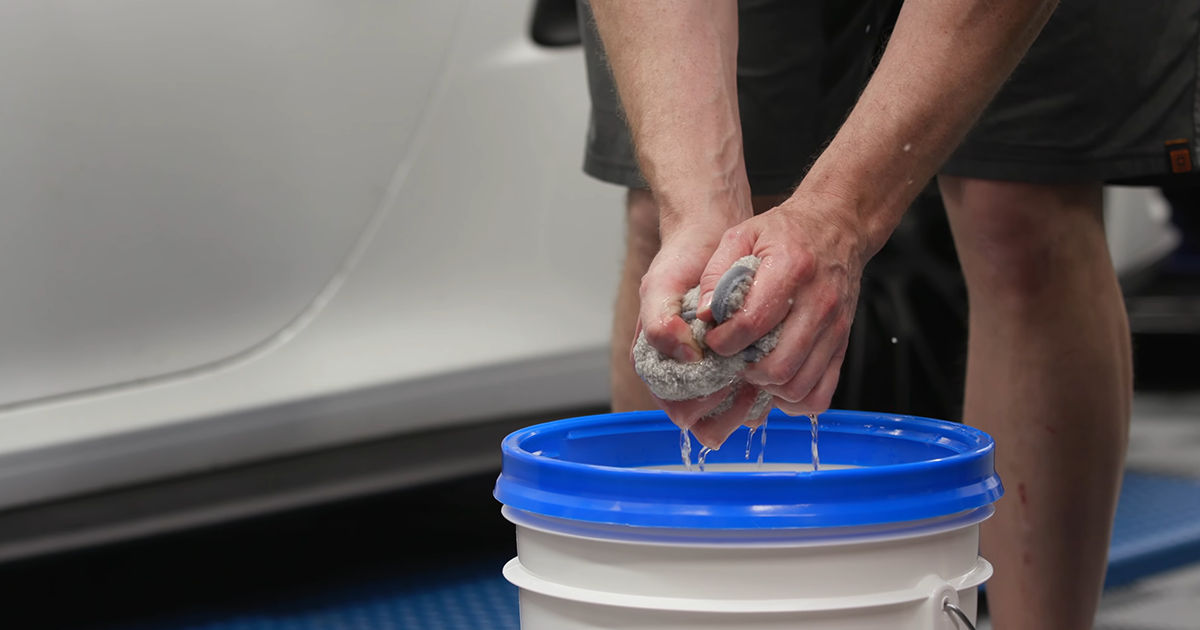 TWO BUCKETS vs ONE BUCKET: What's the best car wash method? 