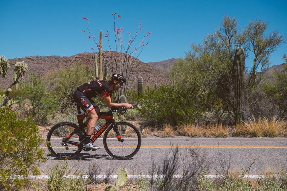 Coach Bart sur le circuit de vélo aux championnats du monde IRONMAN à Kona