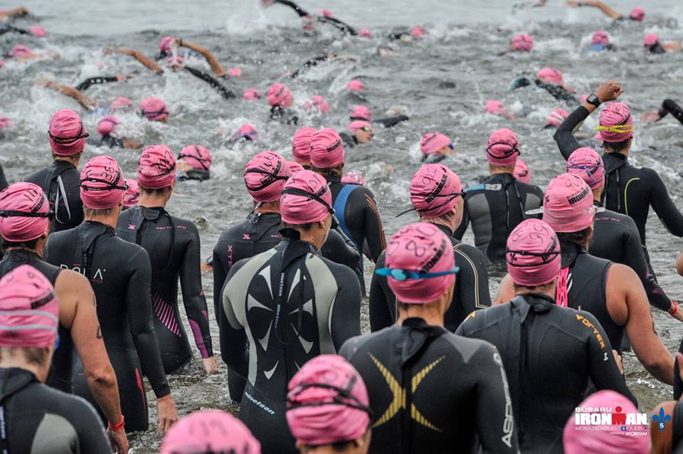 des femmes en train de nager pendant un Ironman