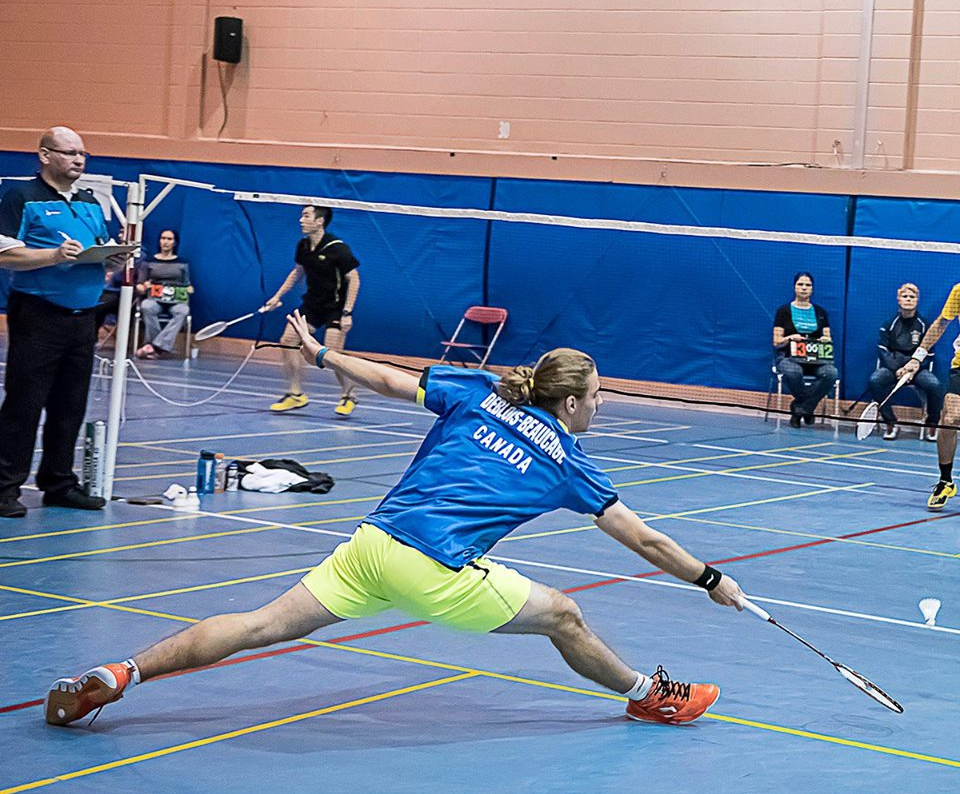 Félix Deblois-Beaucage pendant un match de badminton