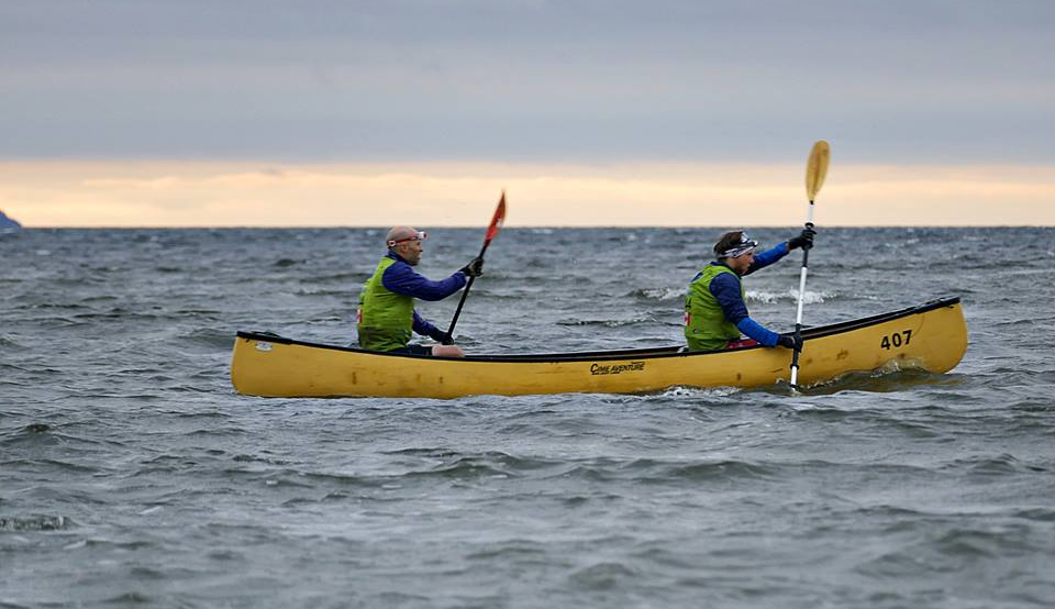 Kayak seul sur la mer