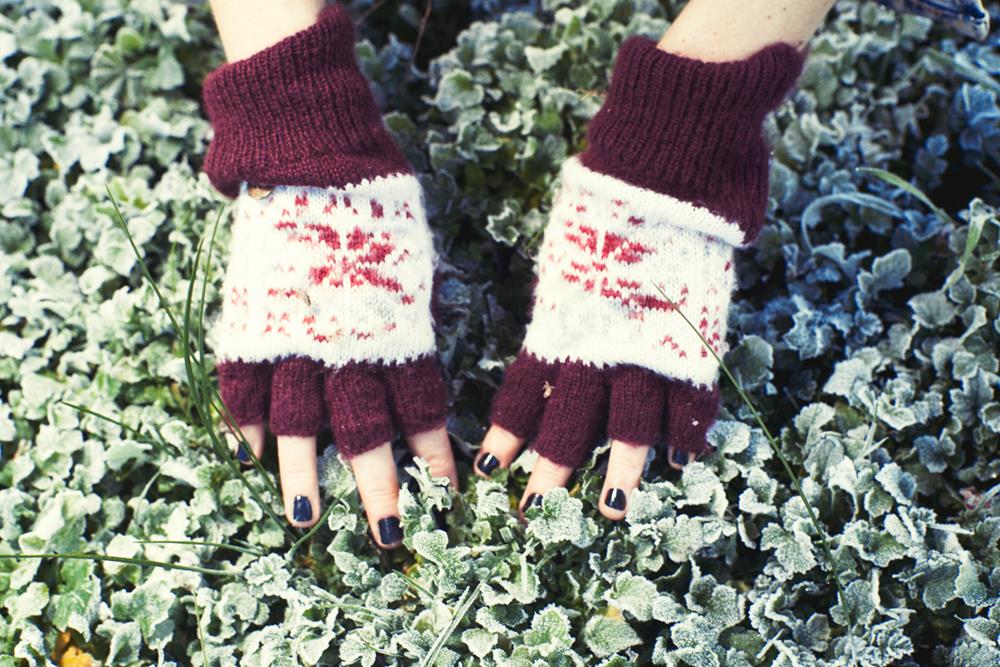 maroon fingerless gloves