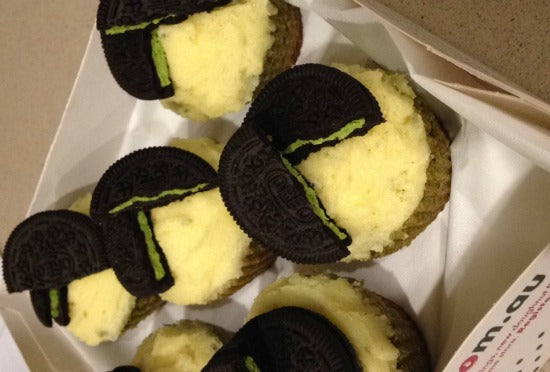 Matcha cupcakes topped with buttercream frosting + matcha oreo cookies by @poolie80