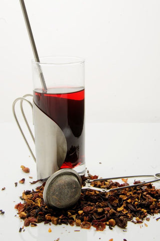 iced tea in an infuser with loose leaf 