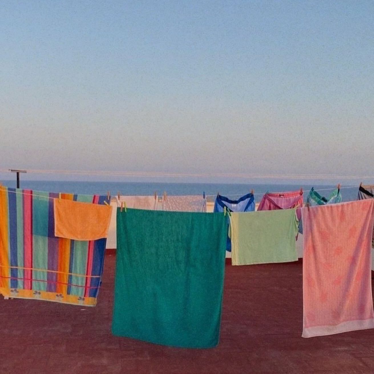 serviette de plage sur étendoir au coucher de soleil