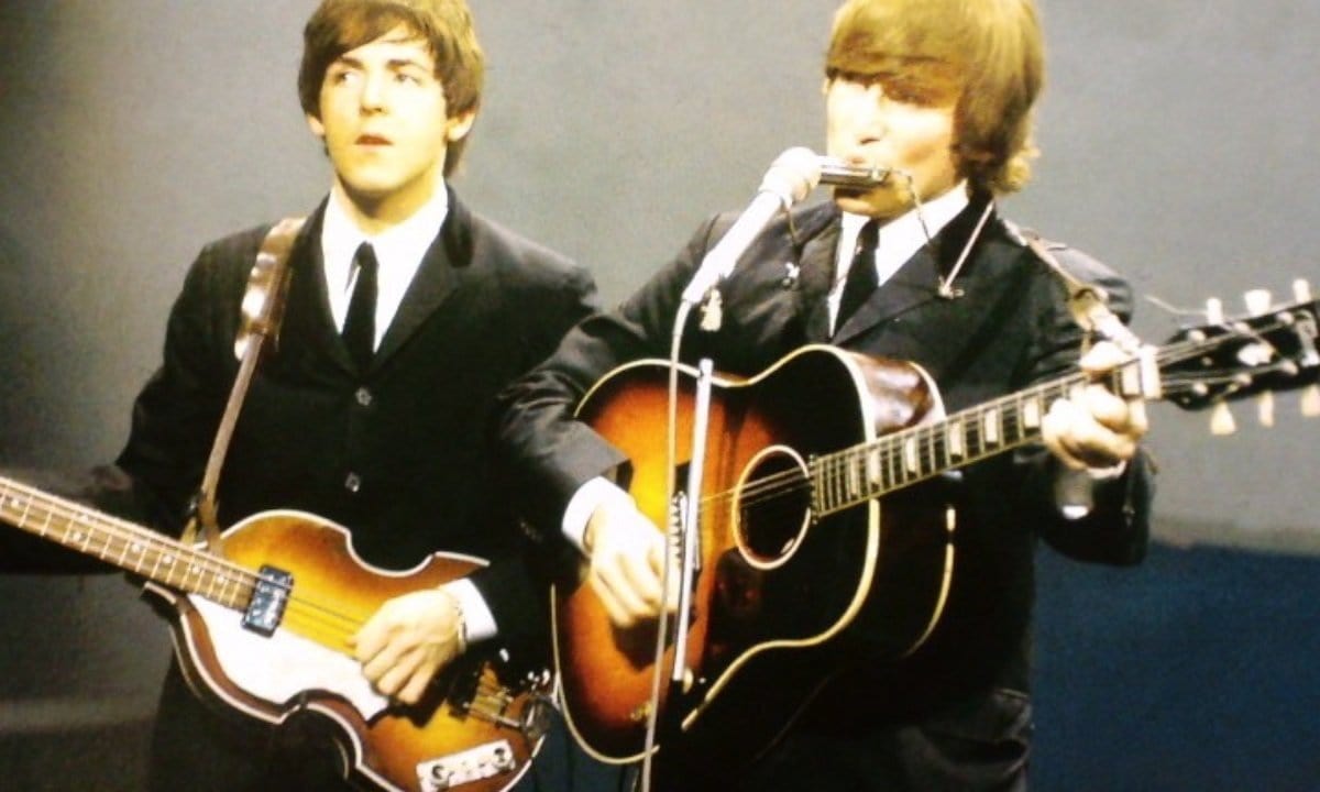 Украл гитару. Джон Леннон 1966. Gibson j-160e Джордж Харрисон фото. John Lennon с гитарой. Джон Леннон с гитарой 1962.