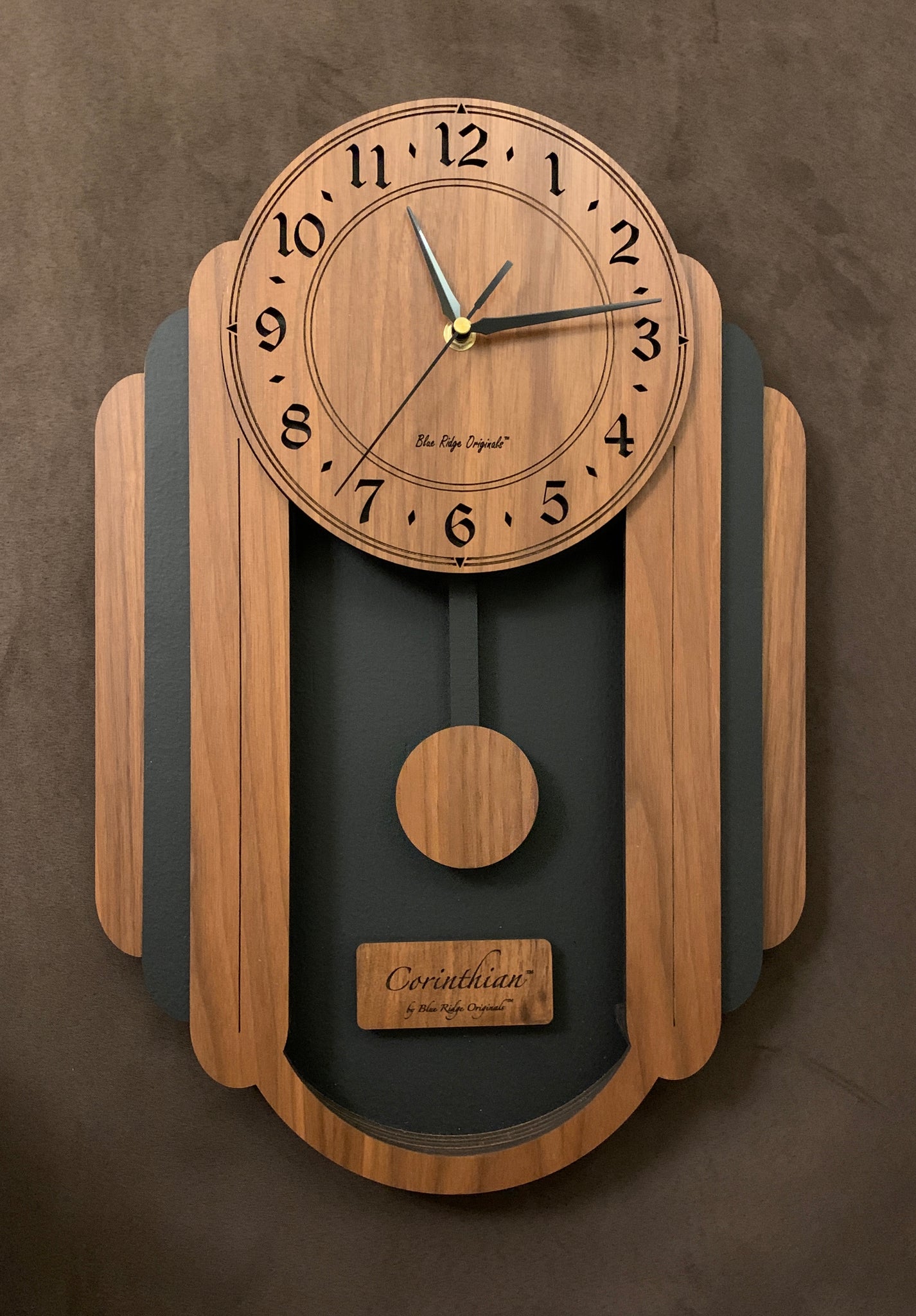 Kanon variabel Retentie Corinthian™ Pendulum Clock in Walnut – Blue Ridge Originals™