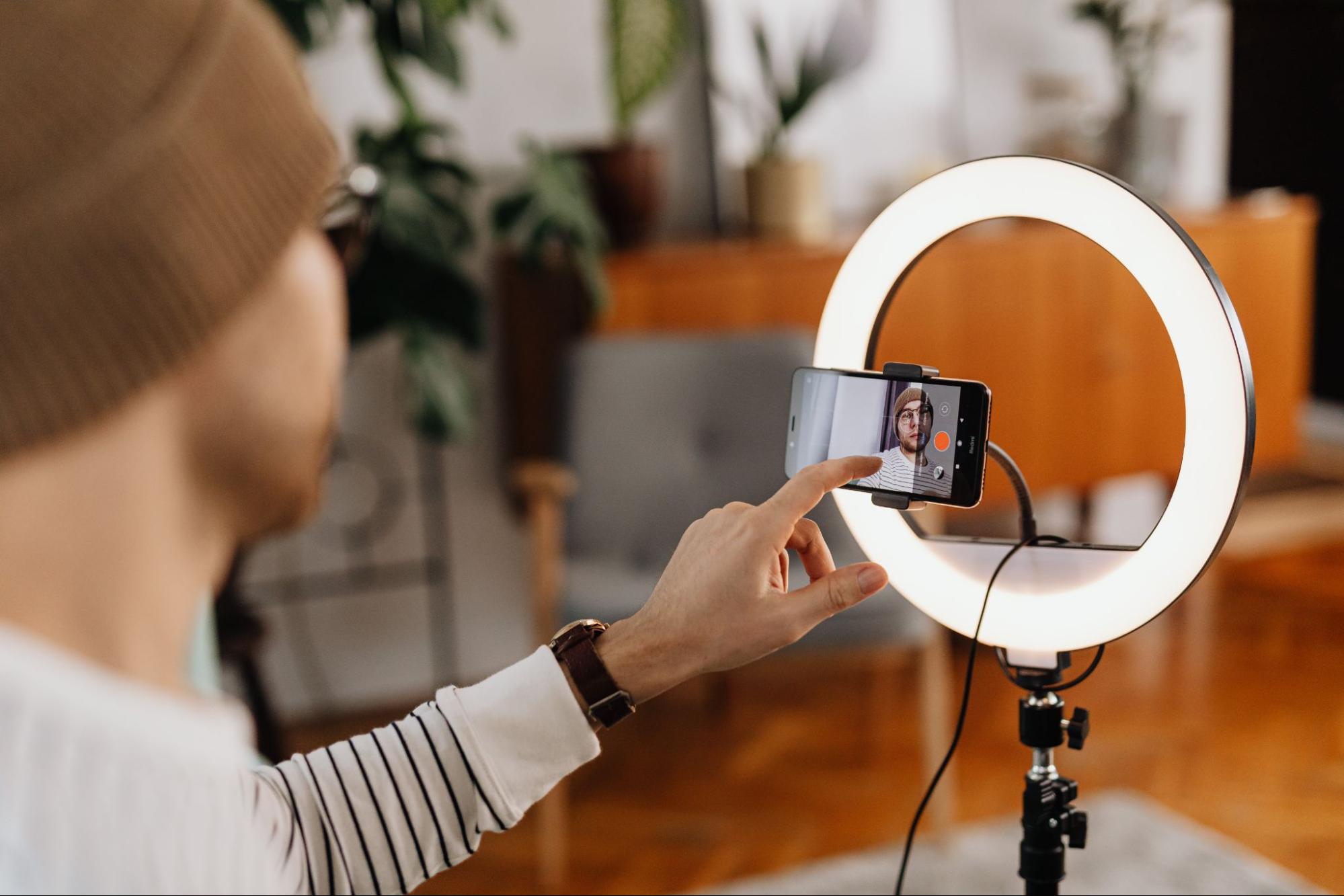 Man using a ring light