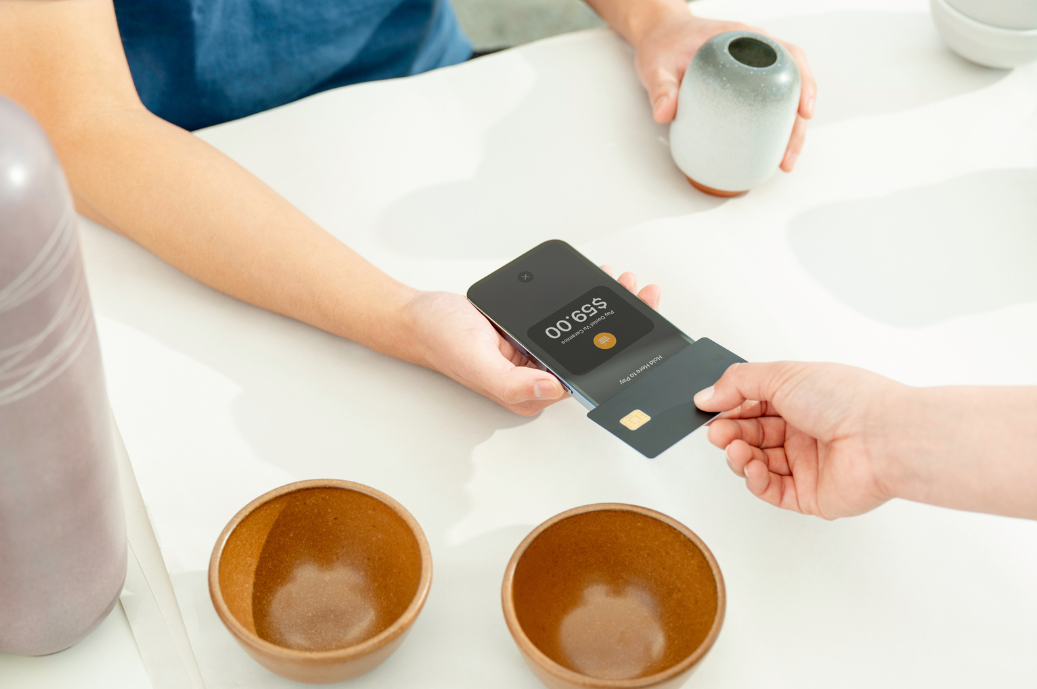 Merchant acceoting a tap card payment using Tap to Pay on iPhone for Shopify POS