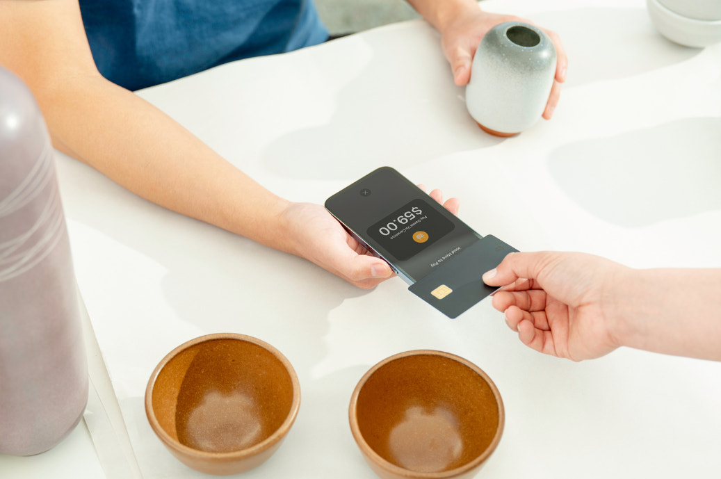Merchant acceoting a tap card payment using Tap to Pay on iPhone for Shopify POS