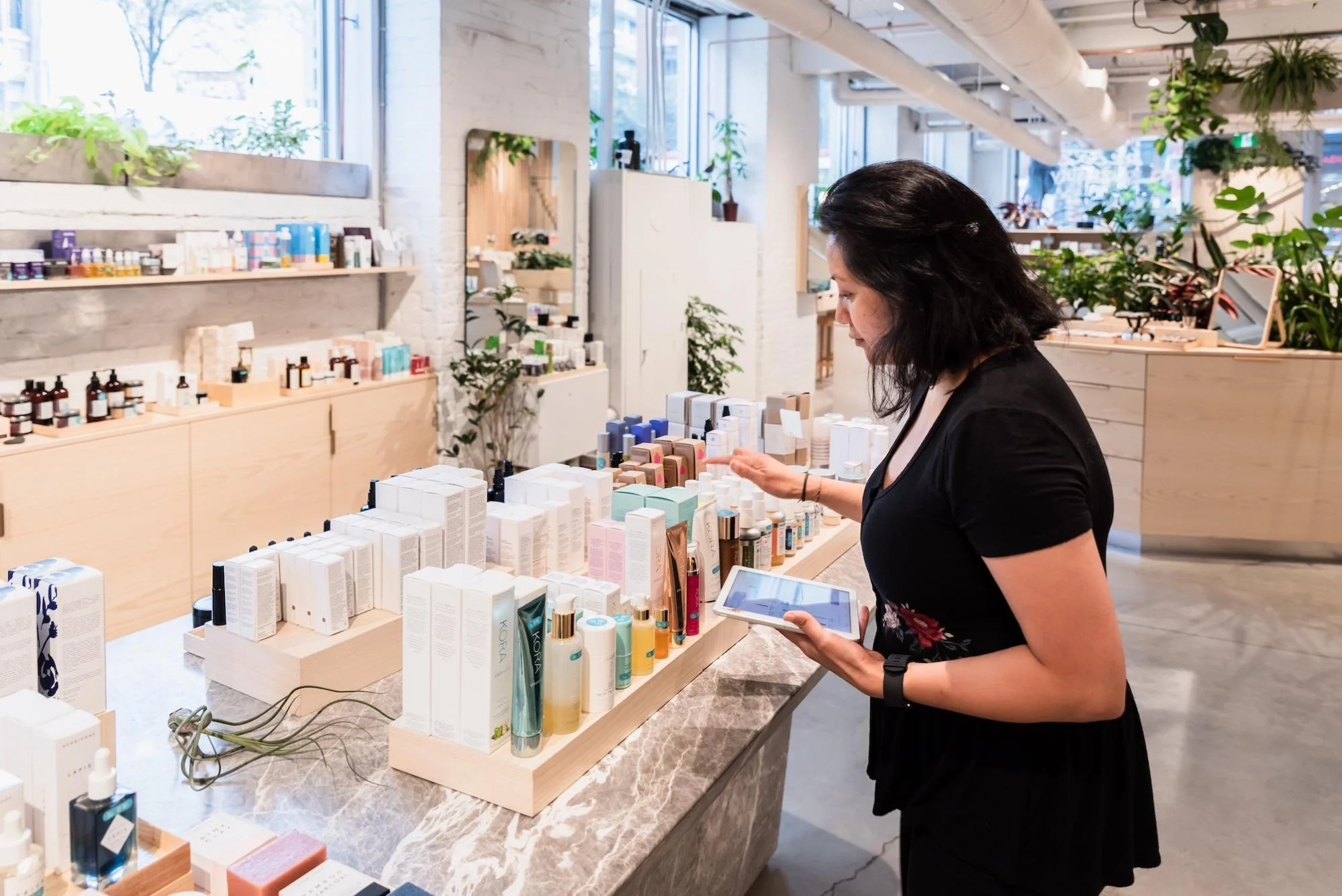 person using shopify pos in store