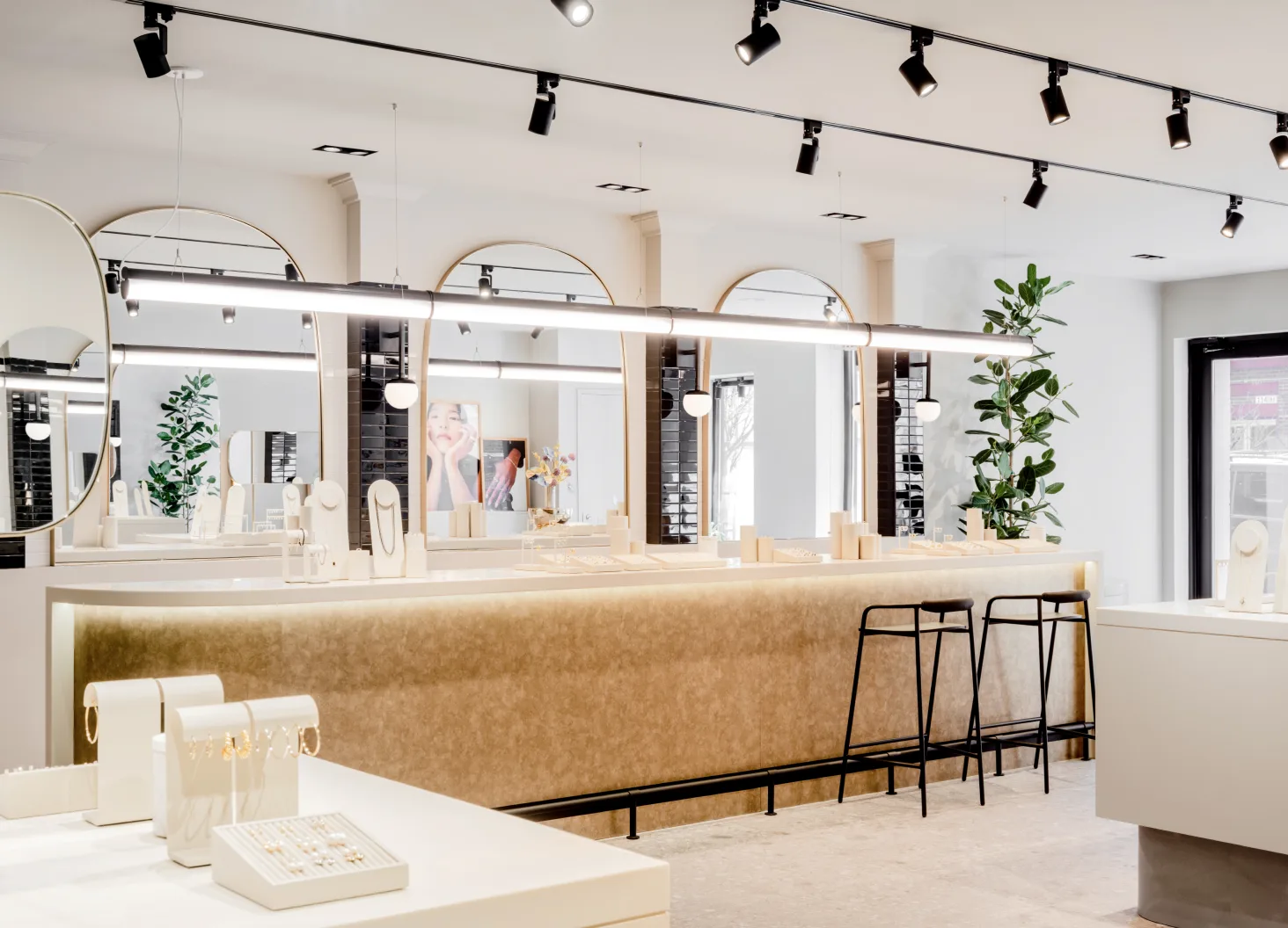 8 Boutique Decorating Ideas To Elevate Your Retail Space (2023) - Shopify