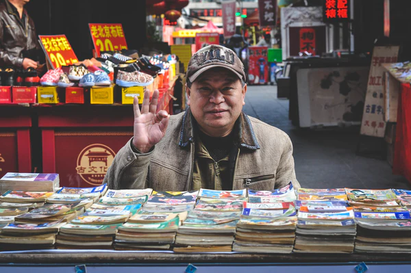 Older man selling boos | Shopify Retail blog