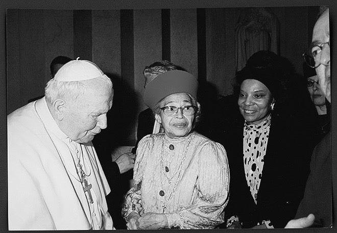 rosa parks meets the pope with onlookers. image courtesy of the library of congress.