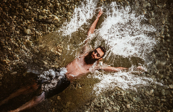 Salzwasser Sommerurlaub Sonne Bartöl Mann 