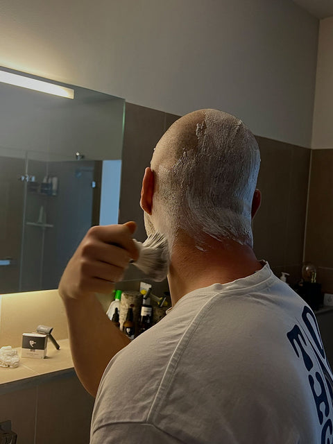 Rasierpinsel rasierschaum mann glatze rasieren