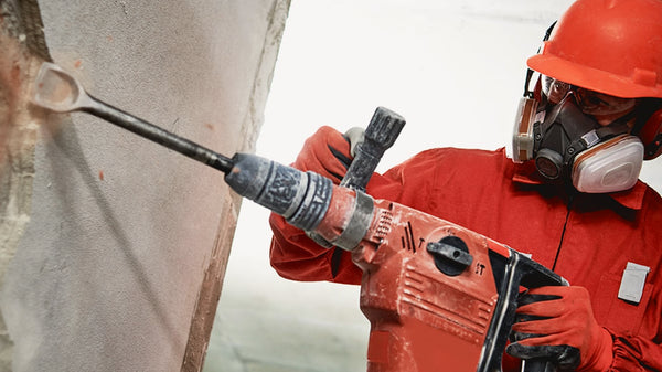 Construction worker working on a construction site in Australia with correct personal protective equipment.