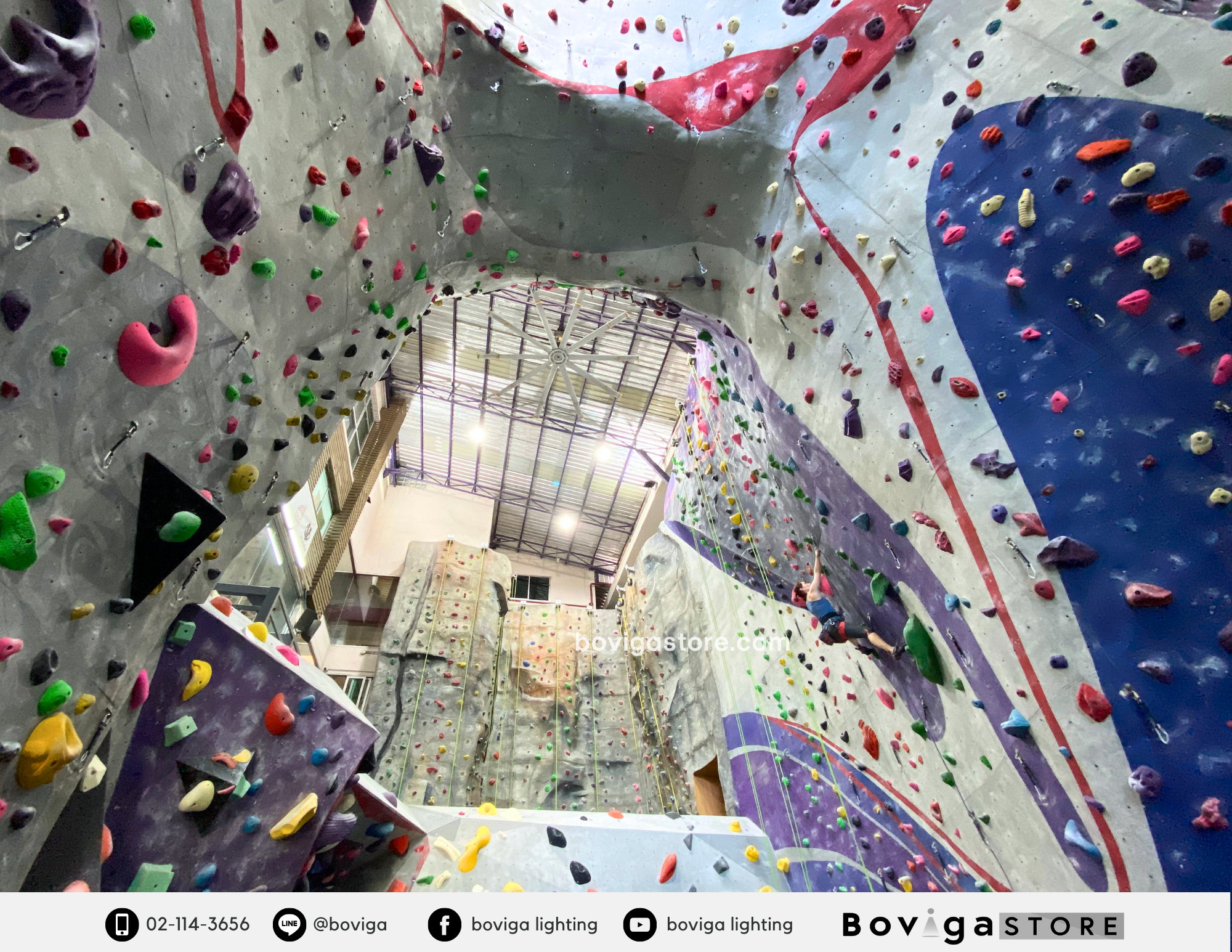 ปีนผาในแสงคุณภาพใกล้เคียงธรรมชาติ โคมไฮเบย์ Series 8 แบรนด์ Box Bright ที่ Urban Playground Rock Climbing