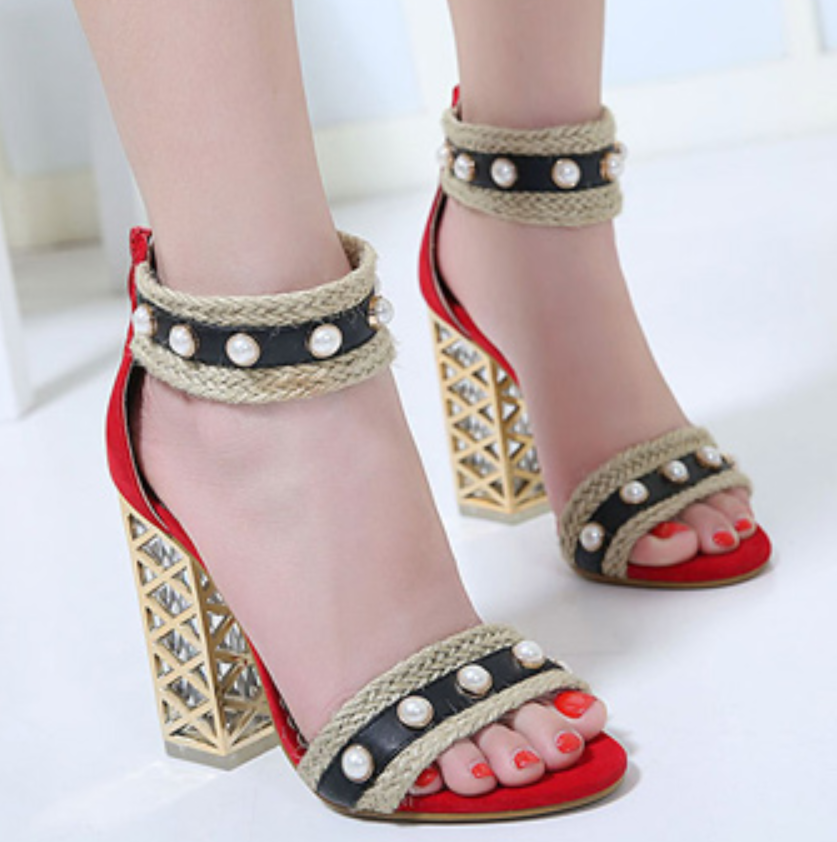 The new style of peep-toe sandals with thick heels and high heels are made of crystal