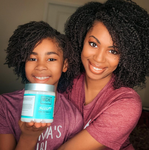 Mother and daughter with type 4 natural hair smiling 
