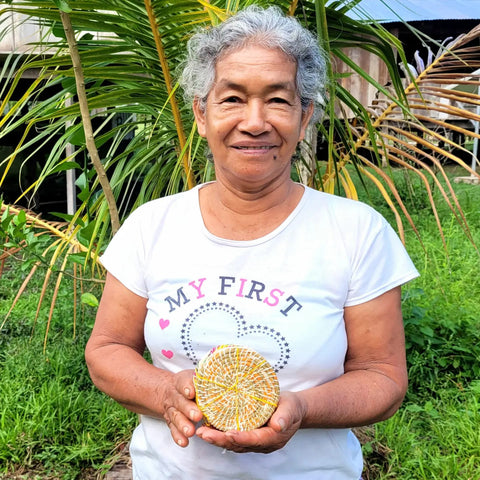 Romelia Huanaquiri with chambira coasters at Chino