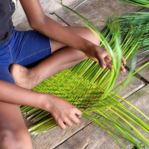 Santa Cruz artisan making chambira palm fiber fan