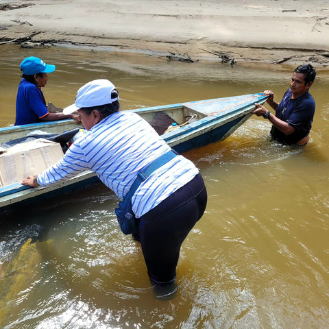 Pulling boat up Yaguasyacu River