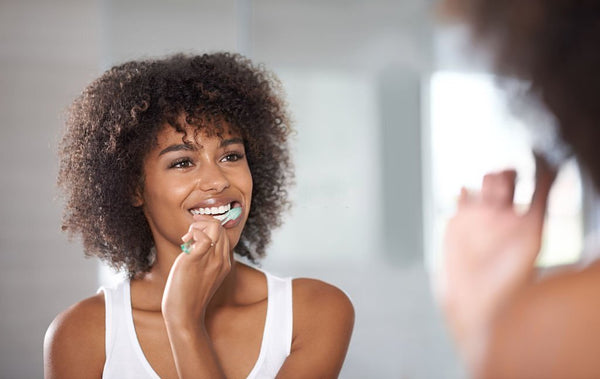 does leaving toothpaste on teeth make them whiter