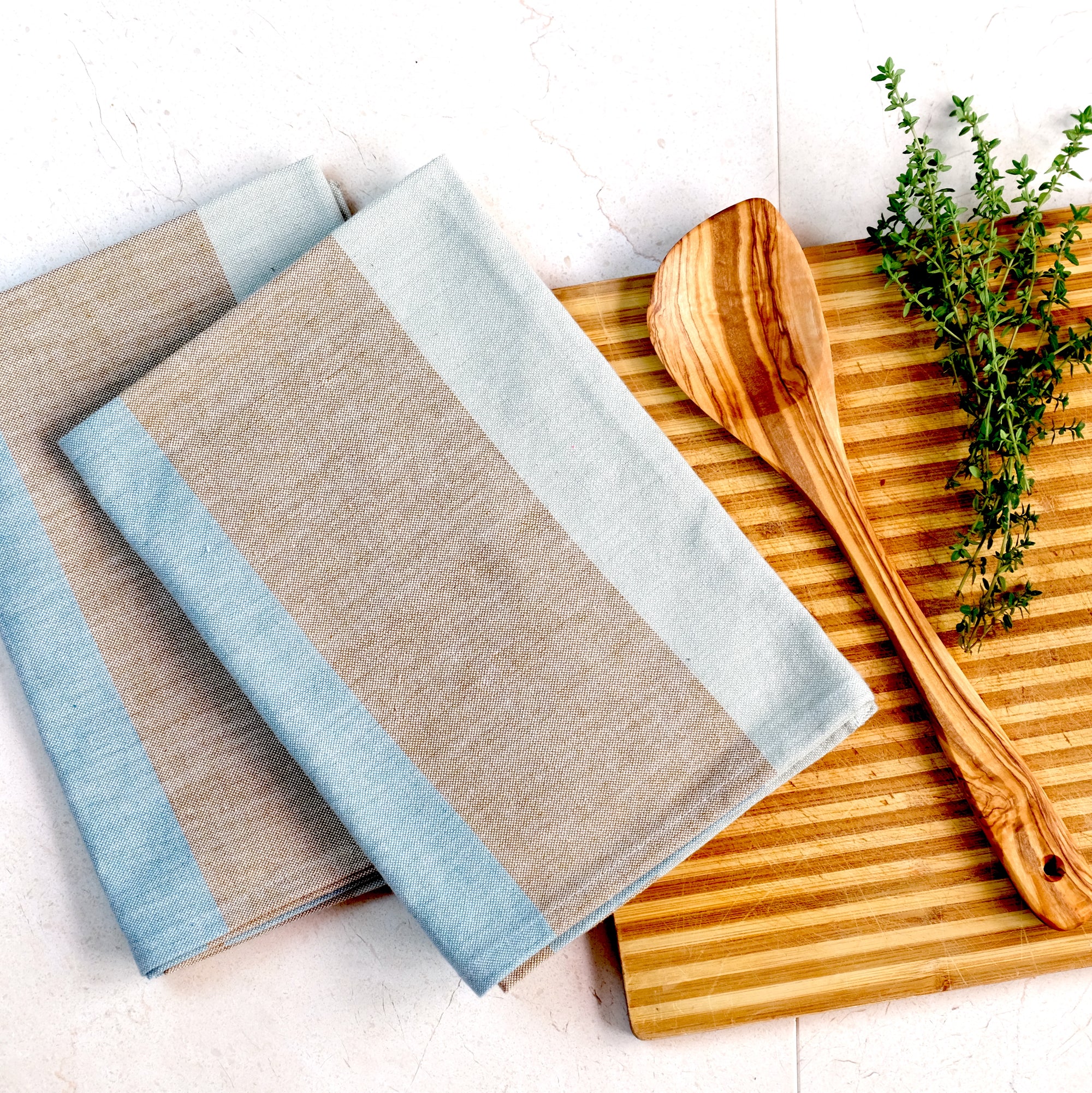 https://cdn.shopify.com/s/files/1/1256/7661/products/TerraKlay-kitchen-towel-green_2000x.jpg?v=1632953632