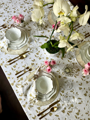 Tablecloth with a sequined border adds sparkle and glamour to the wedding head table.