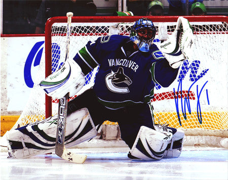 Roberto Luongo Glove Save Classic (2011) Vancouver Canucks Goalie Premium  Poster Print - Photofile Inc. – Sports Poster Warehouse