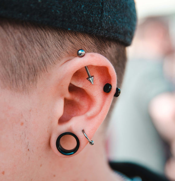 helix piercing  Cool ear piercings, Guys ear piercings, Earings