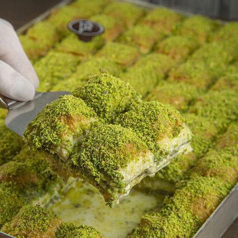 fıstıklı soğuk baklava tepside