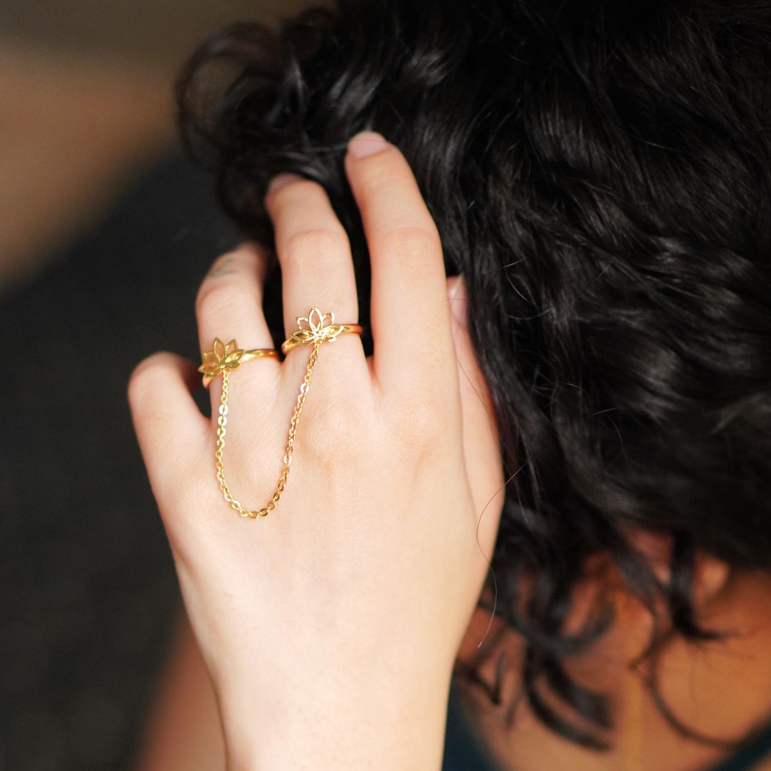 14K Gold Hug Ring, Hugging Hands Ring – Aura Fine Jewelery