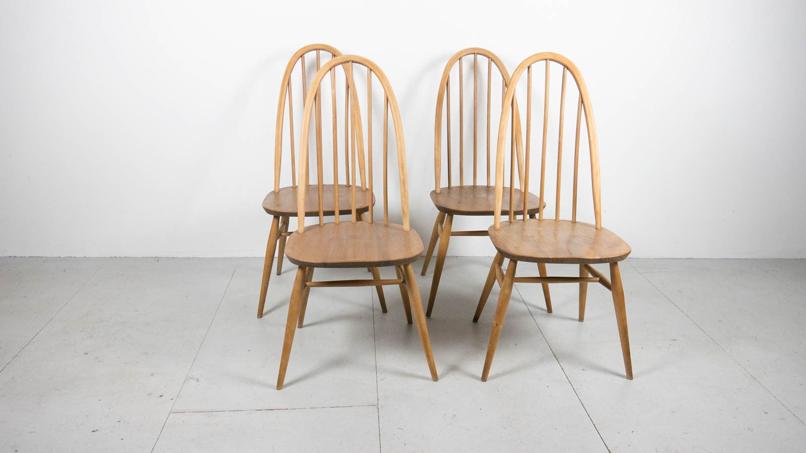 EBTD Vintage Ercol Table and iQuakeri iChairsi 