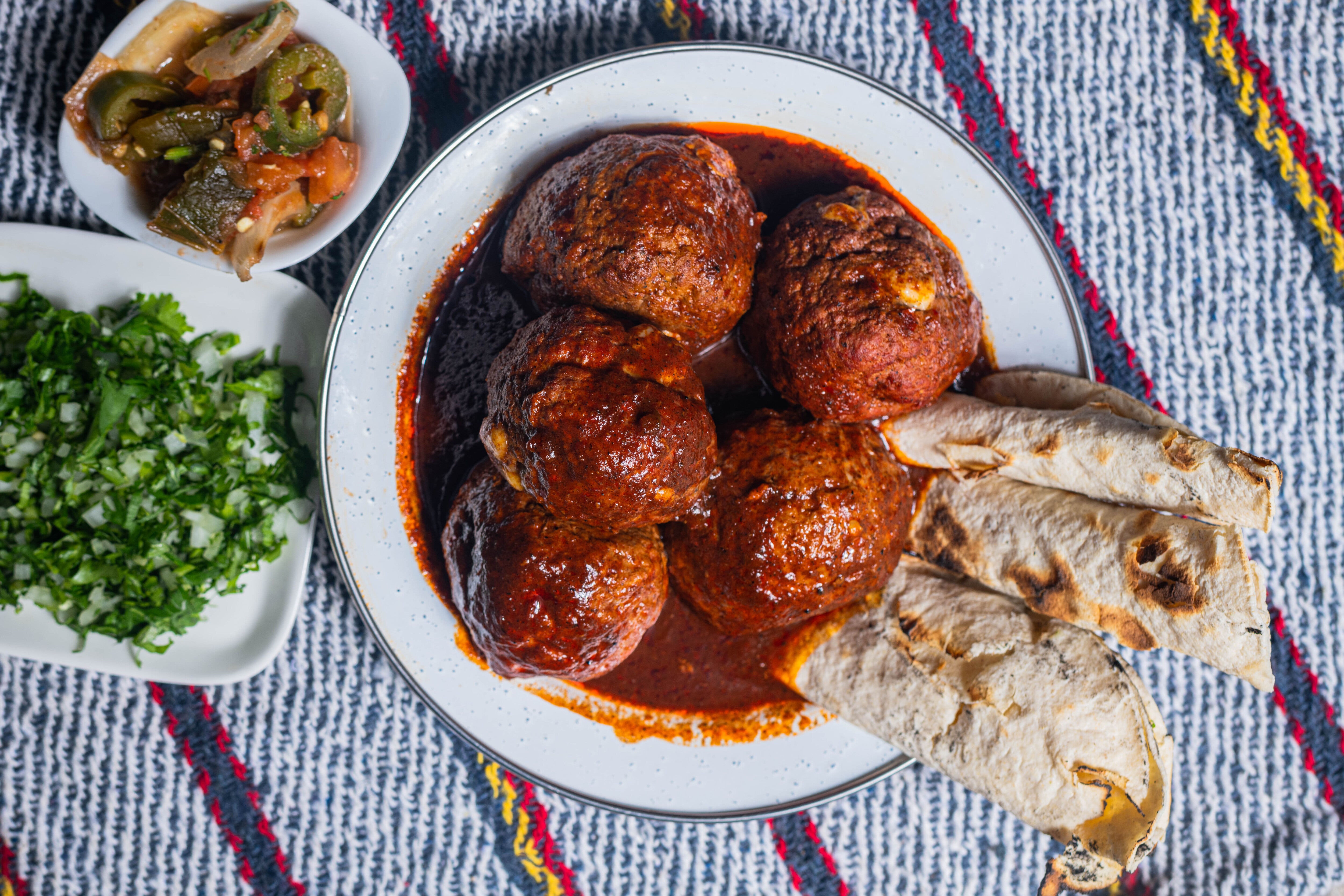 Albóndigas de diezmillo rellenas de queso en caldillo de chiles secos –  Sociedad Mex. de Parrilleros