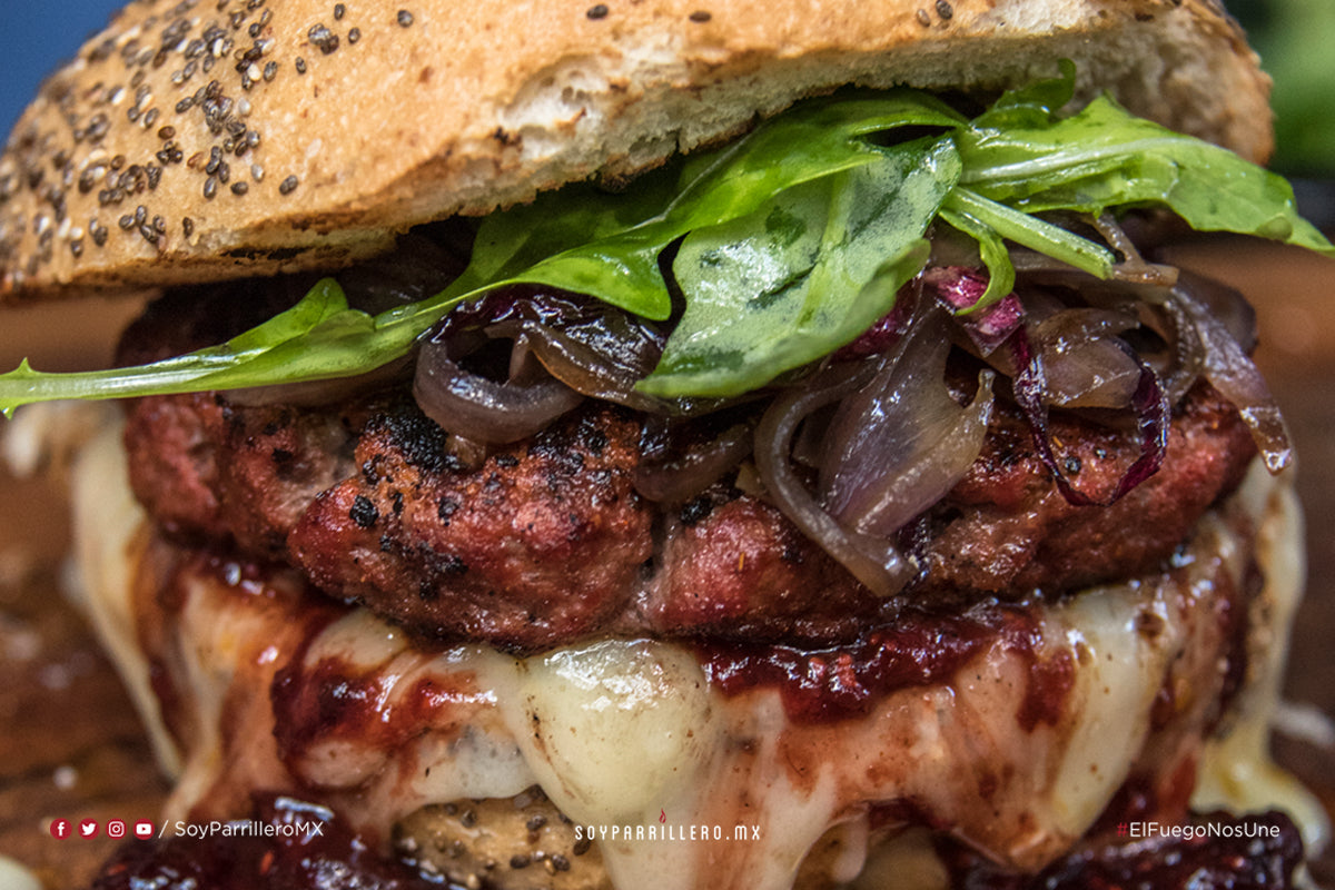 HAMBURGUESA DE RIBEYE CON QUESO BRIE Y CEBOLLA CARAMELIZADA | SMP –  Sociedad Mex. de Parrilleros