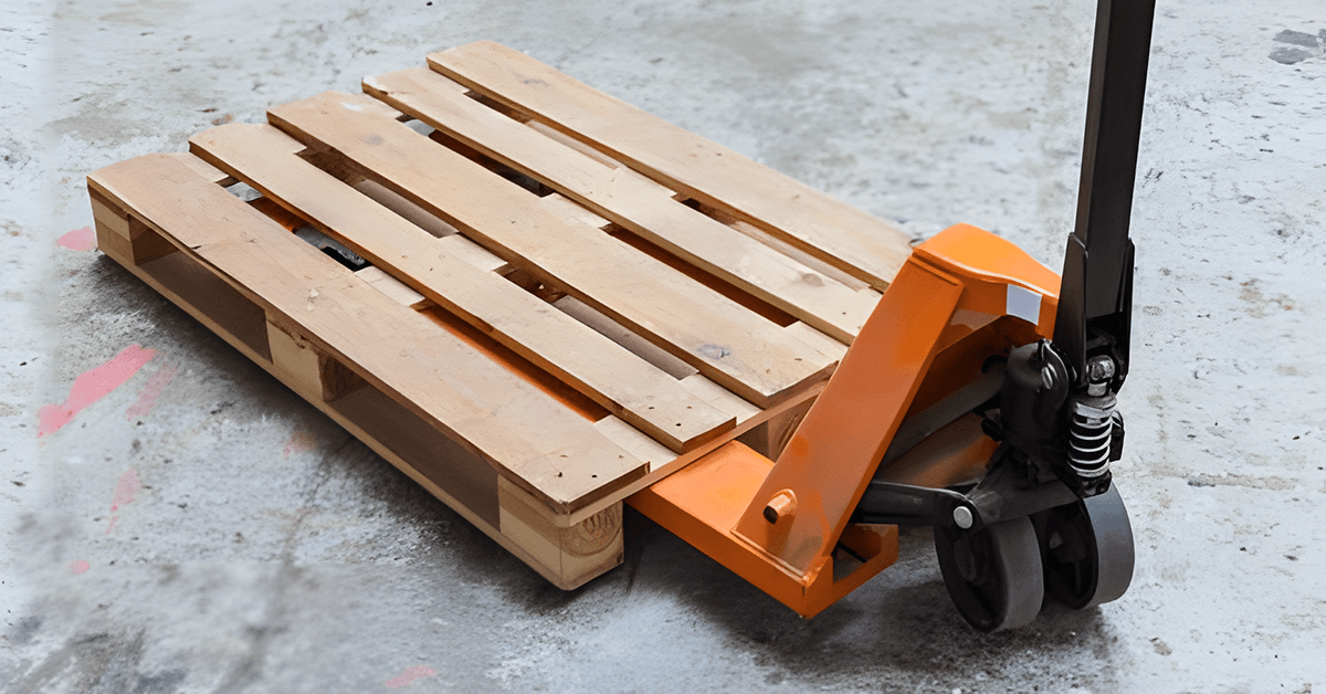 Pallet-Truck-attached-to-the-wooden-pallet