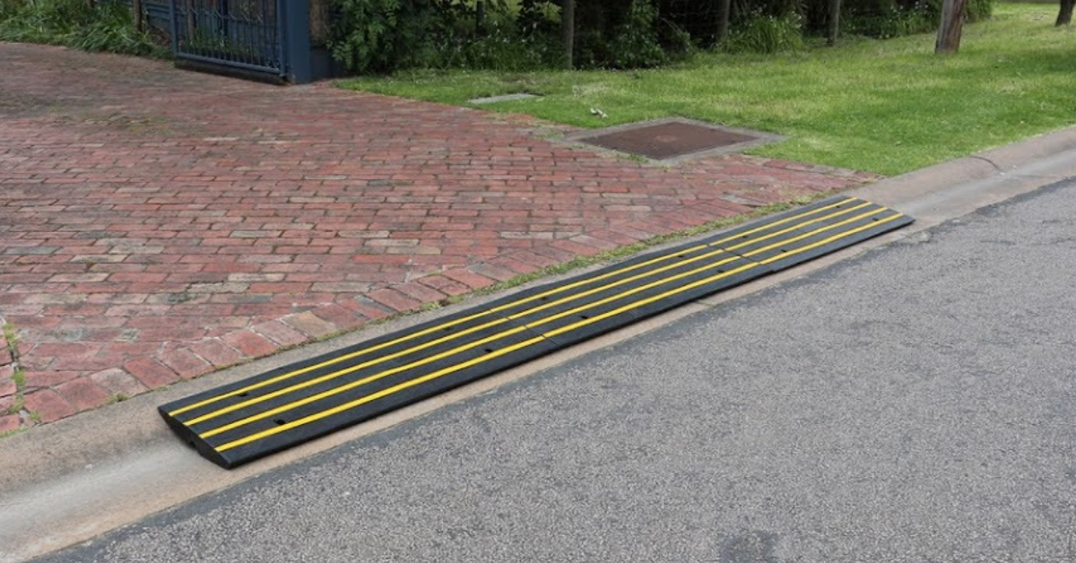 Heeve Driveway Rubber Kerb Ramp in 1.2m Sections for Rolled-Edge Kerb